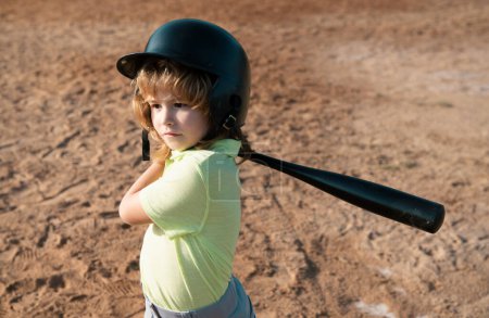 Téléchargez les photos : Joueurs de baseball en casque et batte de baseball en action - en image libre de droit
