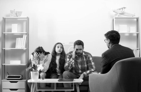 Téléchargez les photos : Famille à la séance de psychologie. Parents parlant au psychologue des problèmes familiaux ou infantiles - en image libre de droit