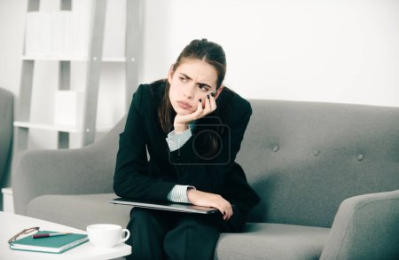 Un asunto difícil. Mujer de negocios molesta, secretaria infeliz trabajando horas extras en la oficina. Solución de problemas