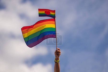Téléchargez les photos : Main tenant drapeau gay arc-en-ciel, symbole du peuple lgbt, diversité des genres amour. Mois de la fierté communautaire de Lgbtq. Drapeau lgbt. Gay pride parade. Mois de fierté - en image libre de droit