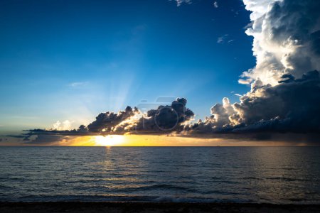 Foto de Playa de mar con puesta de sol o salida del sol. Nubes sobre el mar del atardecer. Puesta de sol en la playa tropical. Naturaleza puesta del sol paisaje de hermoso mar tropical - Imagen libre de derechos