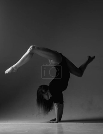 Téléchargez les photos : Femme flexible. Fit girl étirement et danse. Étirement sexy corps flexible. Femme gymnaste flexible. Inspiration. Danseuse de ballet gracieuse. Art, mouvement, concept de flexibilité. Danseuse flexible - en image libre de droit