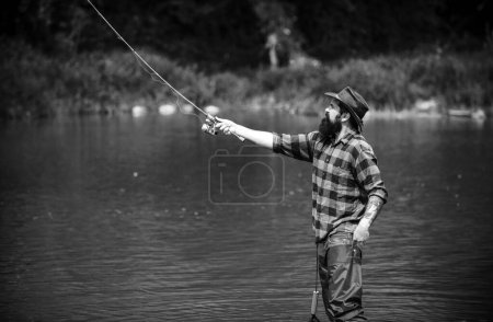 Téléchargez les photos : Pêche. Détendez-vous dans un environnement naturel. Joyeux pêcheur mature pêchant dans une rivière à l'extérieur. La pêche est amusante. Maison de passe-temps. Poisson sur hameçon. La légende s'est retirée. Fais seulement ça. - en image libre de droit