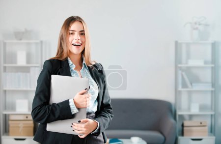 Foto de Retrato de una joven mujer de negocios freelancer o ceo empleada que trabaja en la oficina - Imagen libre de derechos