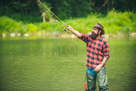 Foto de Hombre con caña de pescar, pescadores en agua de río al aire libre. Pasatiempo pesca verano - Imagen libre de derechos