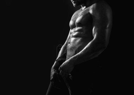 Foto de Hombros poderosos. Modelo de hombre sin camisa musculoso mostrando seis abdominales. Modelo sexy gay - Imagen libre de derechos