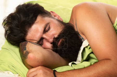 Duerme. El hombre duerme en la cama con un sueño muy profundo. Retrato de cerca del durmiente. Aburrido insomne y cansado en la cama. Concepto de trastornos del sueño
