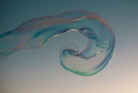 Foto de Burbuja gigante de colores. Una gran burbuja de jabón en el cielo azul. Hacer enormes burbujas de jabón de cuerda - Imagen libre de derechos