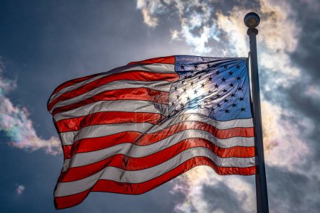 Foto de Bandera de Estados Unidos. ondeando bandera americana en el cielo oscuro y dramático. Concepto de elección y voto americano - Imagen libre de derechos