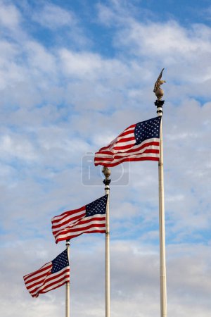 Président Day. Agitant le drapeau américain. Célébration du 4 juillet. agitant le drapeau américain