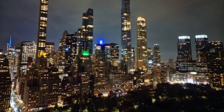 Foto de Vista superior famosa de la ciudad de Nueva York. Noche Nueva York desde arriba. Panorama nocturno de Nueva York, horizonte de Nueva York al atardecer. Rascacielos de Manhattan. Edificio famoso de Nueva York. Tráfico nocturno en Nueva York - Imagen libre de derechos