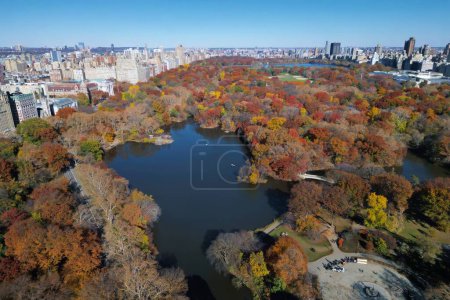 Foto de Otoño otoño. Vista del Parque Central de Otoño desde el dron. Aérea de Nueva York Manhattan Central Park panorama en otoño. Central Park durante el otoño en la ciudad de Nueva York - Imagen libre de derechos