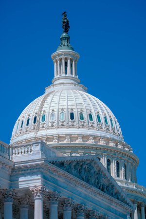 Foto de Washington DC. Edificio del Capitolio Nacional con bandera estadounidense. Gobierno de Estados Unidos - Imagen libre de derechos