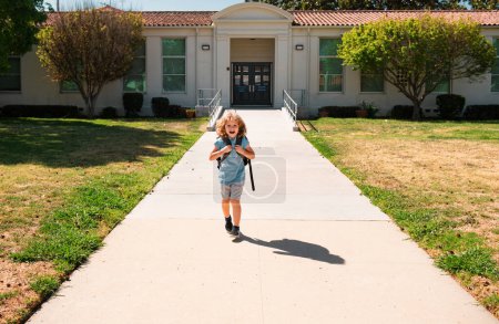 Foto de Un niño corriendo en el patio de recreo al final de la clase. Vocación escolar. Concepto de educación infantil - Imagen libre de derechos