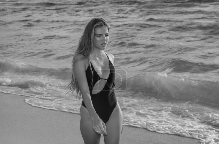 Téléchargez les photos : Hawaï. Jeune femme en maillot de bain sur la plage. Loisirs en mer. Sexy bikini body woman sur la plage tropicale paradisiaque. Belle fille de corps en voyage. Une jeune fille à Ocean. Liberté, plage de vacances - en image libre de droit