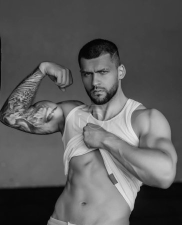 Foto de Mans naked body, muscular shoulders. Naked man. Muscular male body. Gay sexy model. Sexy man showing naked torso. Hunk with athletic body. Sexy naked man posing with sexy nude body - Imagen libre de derechos