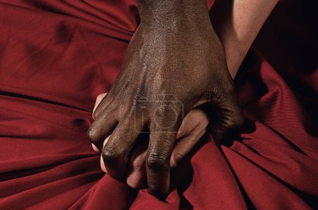 Téléchargez les photos : Passion au lit. Couple afro-américain et caucasien mains sur, gros plan. Couple multiethnique faisant l'amour au lit, préliminaires de deux mains. Mains féminines et masculines amoureux. Toucher la main sexy - en image libre de droit