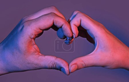 Téléchargez les photos : Mains féminines et masculines en forme de cœur. Mains en forme de coeur d'amour. Le cœur frôle les mains. Concept d'amour. Signez coeur par doigts. Amour le jour de la Saint-Valentin. Deux main tendue humaine geste amour forme symbole - en image libre de droit