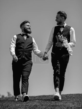 Foto de Retrato de pareja gay sensual enamorada el día de la boda. Los novios gay caminando juntos el día de la boda. Pareja homosexual gay, pareja LBGT en ceremonia de boda, LGBTQ - Imagen libre de derechos