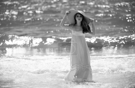 Foto de Chica sexy con el cuerpo perfecto en la playa tropical de verano. Mujer sexy en el mar, modelo femenino sensual posando cerca del fondo del océano con espacio de copia - Imagen libre de derechos
