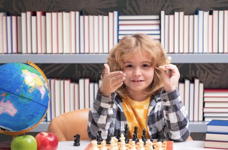 Foto de Clever thinking child. Kid playing chess. Clever child thinking about chess. Kids early development - Imagen libre de derechos