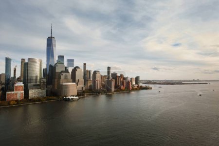 Foto de Ciudad de Nueva York skyline de Jersey sobre el río Hudson con los rascacielos. Manhattan, Midtown, Nueva York, EE.UU. Distrito financiero skyline de Nueva York con edificios, torres de Nueva York. skyline de Nueva York - Imagen libre de derechos