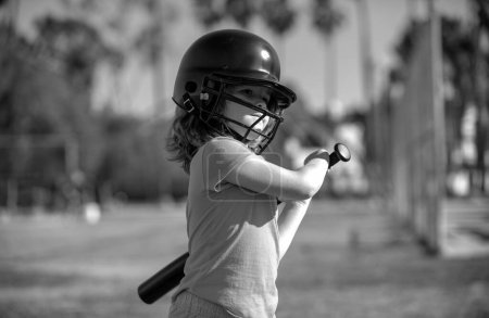 Foto de Niño sosteniendo un bate de béisbol. Lanzador niño a punto de lanzar en el béisbol juvenil - Imagen libre de derechos