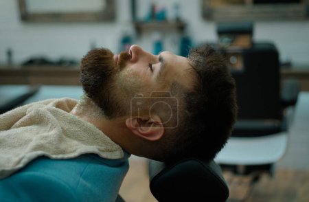 Foto de Cuidado de la barba. Tijeras de peluquero y peluquería de afeitar recta. Concepto de publicidad y peluquería. Hombre mayor visitando peluquero en la peluquería. Barba estilo y corte. Hombre barbudo o hipster - Imagen libre de derechos