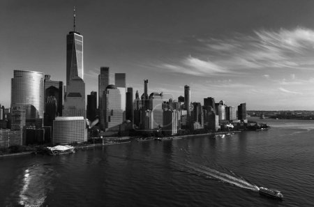 Foto de Skyline de Nueva York. Vista de Manhattan desde Jersey, rascacielos de Nueva York. Vista aérea de Gran Manzana. Panorama de Nueva York desde Hudson. Monumento al paisaje urbano. Lower Manhattan NY. Skyline de Nueva York con Urban - Imagen libre de derechos