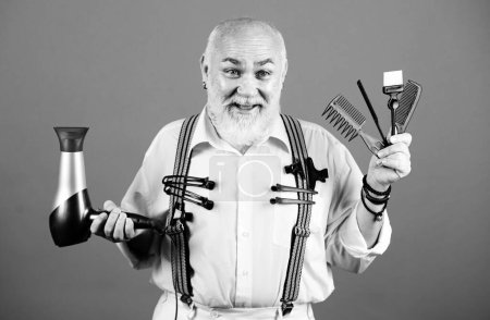 Téléchargez les photos : Barbier avec outils d'équipement de coiffeur. Salon de coiffure vintage, rasage. Coiffeur vieil homme - en image libre de droit
