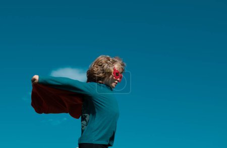 Foto de El niño hace de superhéroe. Niño en el fondo en el cielo - Imagen libre de derechos