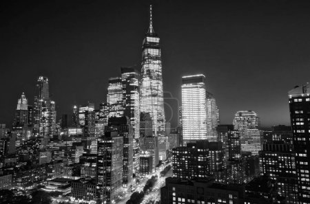 Foto de Nueva York, Manhattan famosa vista superior. Noche Manhattan desde arriba. Manhattan panorama al atardecer. El horizonte de Nueva York al atardecer. Edificio famoso de Nueva York. Tráfico nocturno en Nueva York. Bajo Manhattan - Imagen libre de derechos