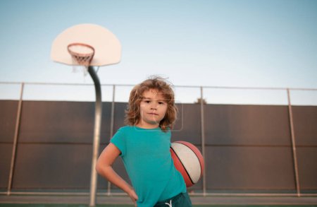 Foto de Niño niño niño concentrado en jugar baloncesto - Imagen libre de derechos
