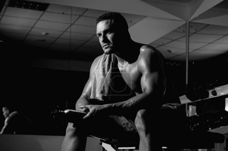 Sportler im Fitnessstudio. Sportlicher Mann mit nacktem Oberkörper. Workout-Typ. Kraftvoller athletischer Körper. Sportler