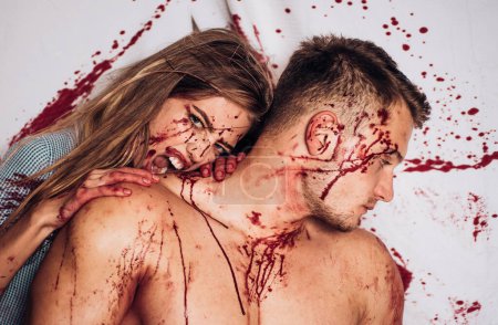 Blutiges verliebtes Halloween-Paar. zusammen. starker Mann in Metzgerschürze mit Blutflecken. fröhliches Halloween