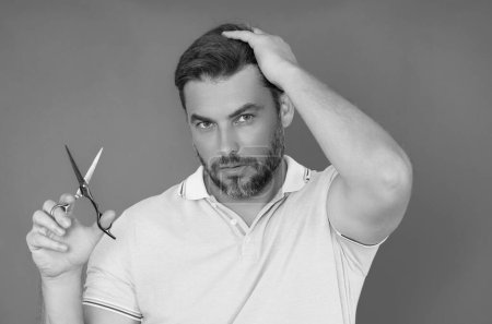 Photo for Mens hairstyle, haircut. Male hispanic model with scissors cut hair. Mens haircare, beauty barber concept. Bearded man, with scissors. Cut hair with scissors. Hair styling and cut hair with scissors - Royalty Free Image