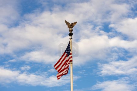 Foto de Bandera estadounidense ondeando en el viento con hermoso cielo azul en el fondo. Bandera americana en el cielo azul USA. Bandera ondeando. Día de la Independencia. 4 de julio. Votación - Imagen libre de derechos