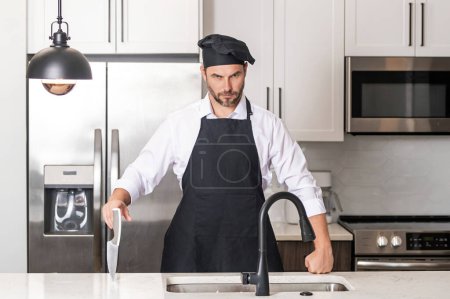 Téléchargez les photos : Homme en chef chapeau cuisine sur la cuisine - en image libre de droit