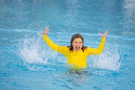 Foto de Niño disfrutando de las vacaciones de verano, nadar en la piscina. Niño nadando y divirtiéndose en las vacaciones de verano. Niños felices nadando en el agua de la piscina. Niños felices nadando en el agua azul en la piscina o en el mar - Imagen libre de derechos
