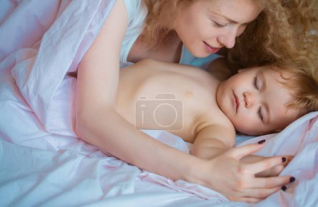 Foto de Madre y bebé durmiendo. Hora de acostarse, concepto de infancia y familia, retrato interior de primer plano - Imagen libre de derechos