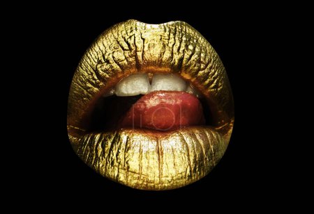 Foto de Concepto de labios glamurosos Cosméticos y maquillaje. Lápiz labial y brillo de labios dorados. Labios sexys y sensuales. Primeros labios dorados - Imagen libre de derechos