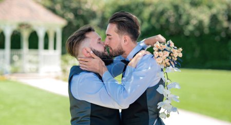 Schwulenkuss auf der Hochzeit. Ehe homosexuelles Paar zärtliches Küssen. Nahaufnahme Porträt von Homosexuell geküsst. Schwules Paar hält bei Hochzeitszeremonie Blumenstrauß zusammen