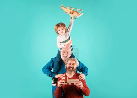 Sohn mit Vater und Großvater mit Spielzeugflugzeug spielen auf isoliertem Hintergrund