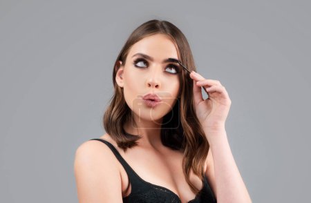 Augenbrauen-Make-up. Schönheit Modell Gestaltung Brauen mit Stift Stift Nahaufnahme. Schöne lustige Frau mit Augenbrauen. Vereinzeltes Frauenporträt