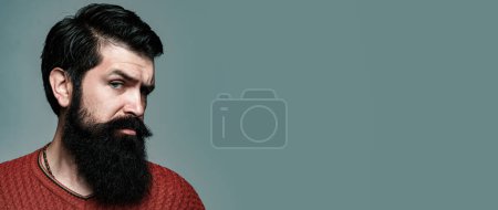 Téléchargez les photos : Homme barbu à longue barbe noire classique, gay barbu. Barbier barbier. Moustache hommes, visage sérieux de près. Modèles conception de bannière Web. Bannière horizontale pour site web - en image libre de droit