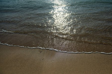 Téléchargez les photos : Calme fond de plage de mer. Plage tropicale d'été avec sable. Eau de mer. Paysage marin naturel - en image libre de droit