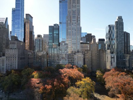 Herbst. Blick auf den herbstlichen Central Park von der Drohne aus. Luftaufnahme vom Manhattan Central Park von New York City im Herbst. Central Park im Herbst in New York City. Herbst mit Wolkenkratzern und Orangenbäumen