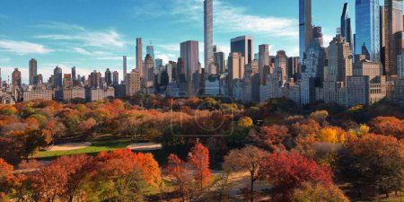New York City Central Park. Draufsicht mit Herbstbaum. Blick auf den Autumn Central Park von der Drohne aus. Luftaufnahme von NY City, Panorama im Herbst. Herbst im Central Park. Central Park Herbst Farben des Laubes