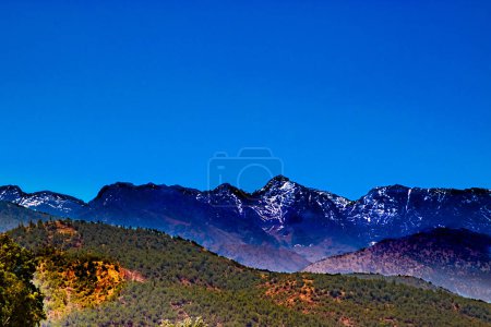 Mont Toubkal le plus haut sommet de montagne au Maroc situé au sud de Marrakech dans la région d'Al Haouz au parc national de Toubkal dans le grand Atlas culmitating à 4167m d'altitude