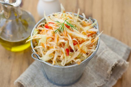 Téléchargez les photos : Salade de chou allemande style salade de chou avec poivre doux et carottes - en image libre de droit